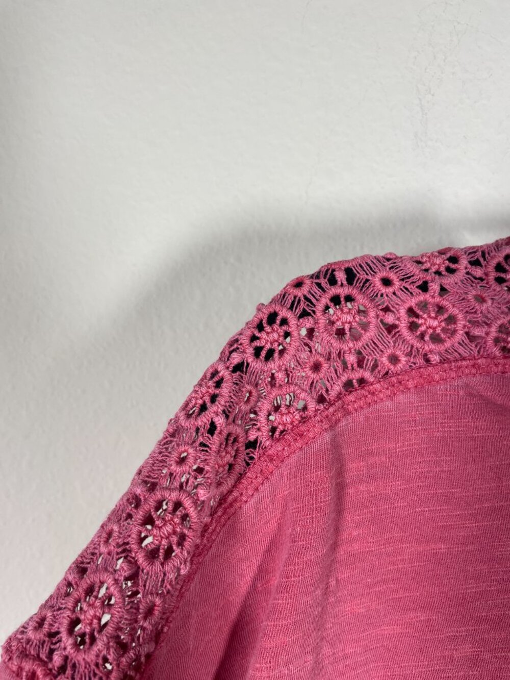 Sundance Women's Coral Pink Embroidered Shoulder SS Top Blouse Boxy M! - Picture 3 of 6
